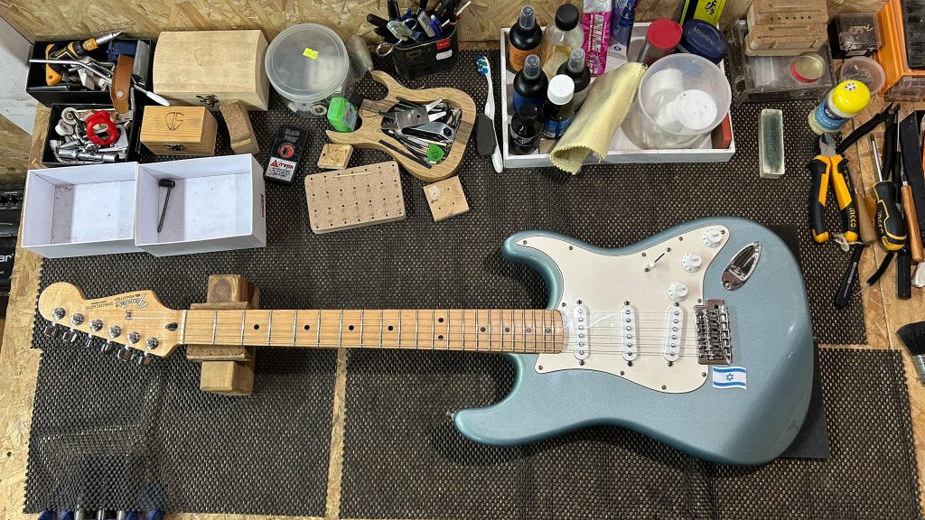 שולחן עבודה במעבדת תיקון גיטרות DS Guitars